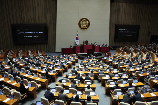 국회 양곡관리법 부의의 건 상정      (서울=연합뉴스) 이정훈 기자 = 30일 오후 국회에서 열린 본회의에서 양곡관리법 개정안 부의의 건이 상정되고 있다. 2023.1.30      uwg806@yna.co.kr  (끝)